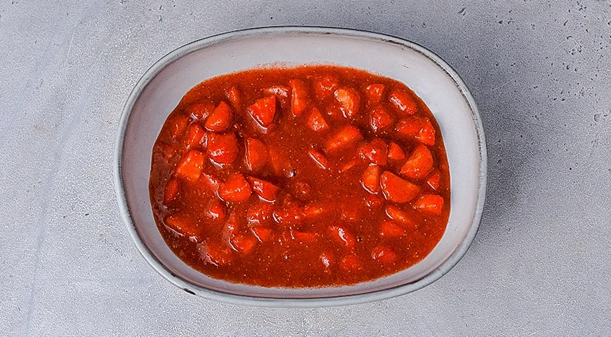 Десерт с мороженым, жареной клубникой и шоколадным соусом: шаг 2