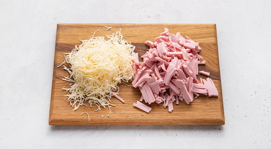 Домашние драники с колбасой и сыром: шаг 2