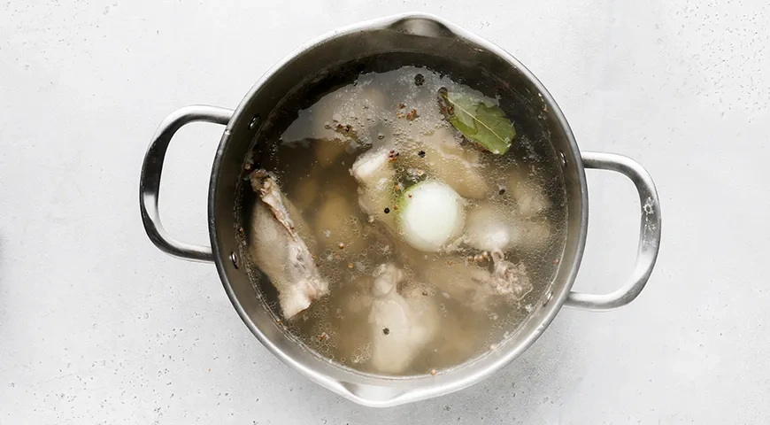 Домашний суп с чесночными галушками: шаг 2