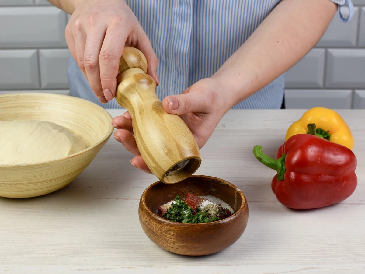 Шаг 2: Домашняя пицца с ветчиной, копченой колбасой и болгарским перцем