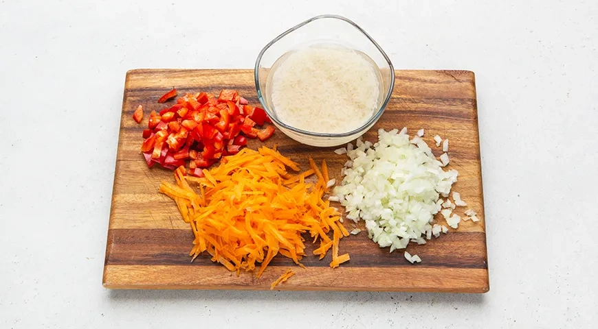 Домашняя солянка с капустой, рисом и сосисками: шаг 2