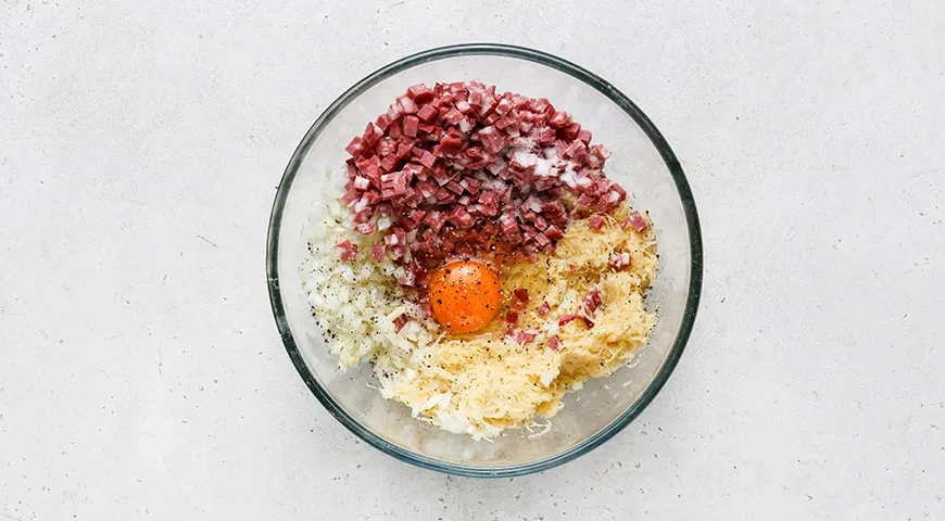 Драники с колбасой: шаг 2