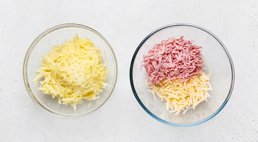 Драники с сыром и колбасой: шаг 2