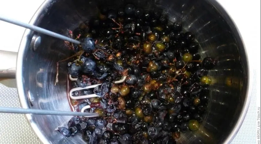 Джем из винограда и черноплодной рябины: шаг 2