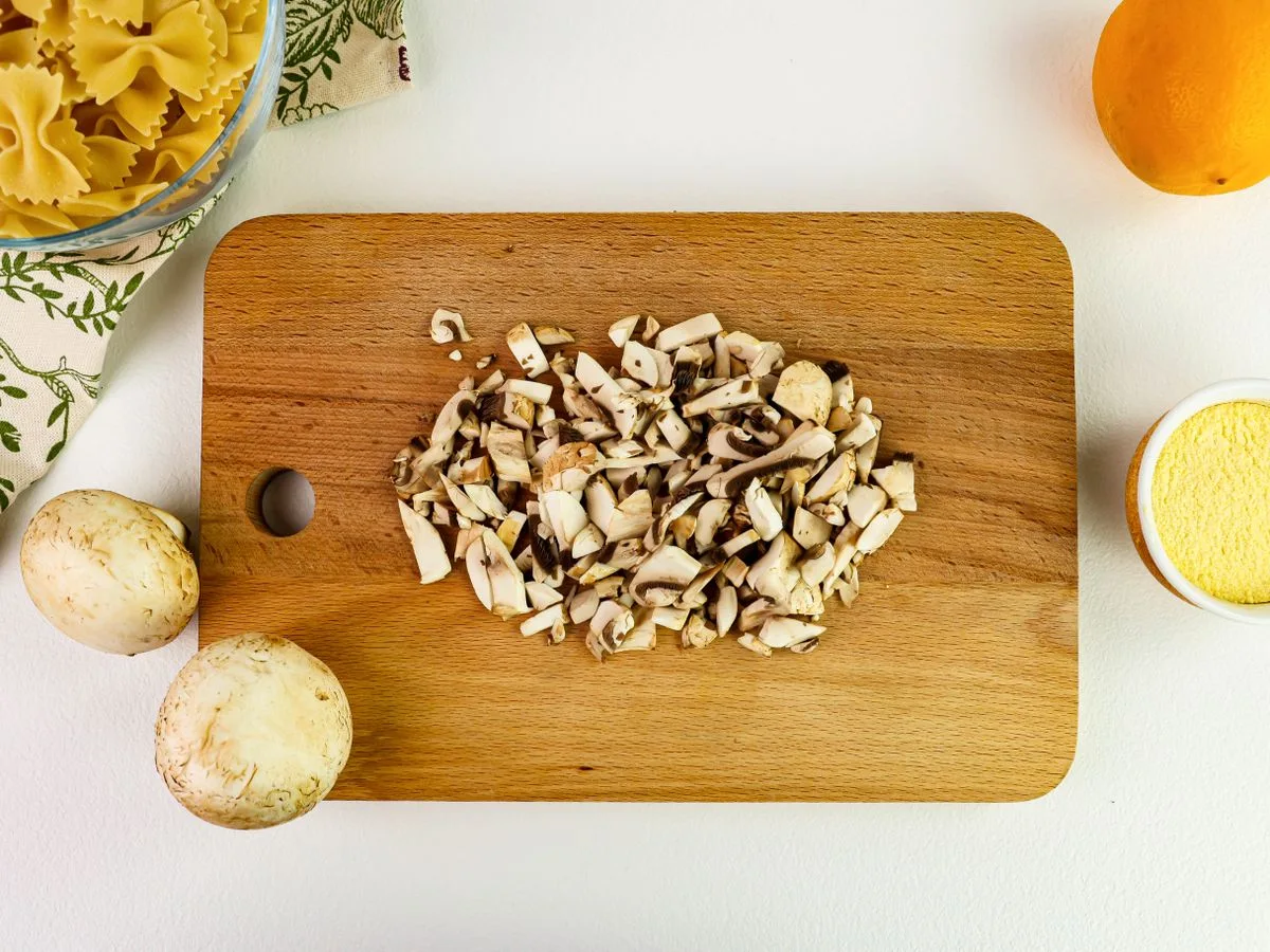 Шаг 2: Фарфалле с брокколи и шампиньонами в сливочно-цитрусовом соусе