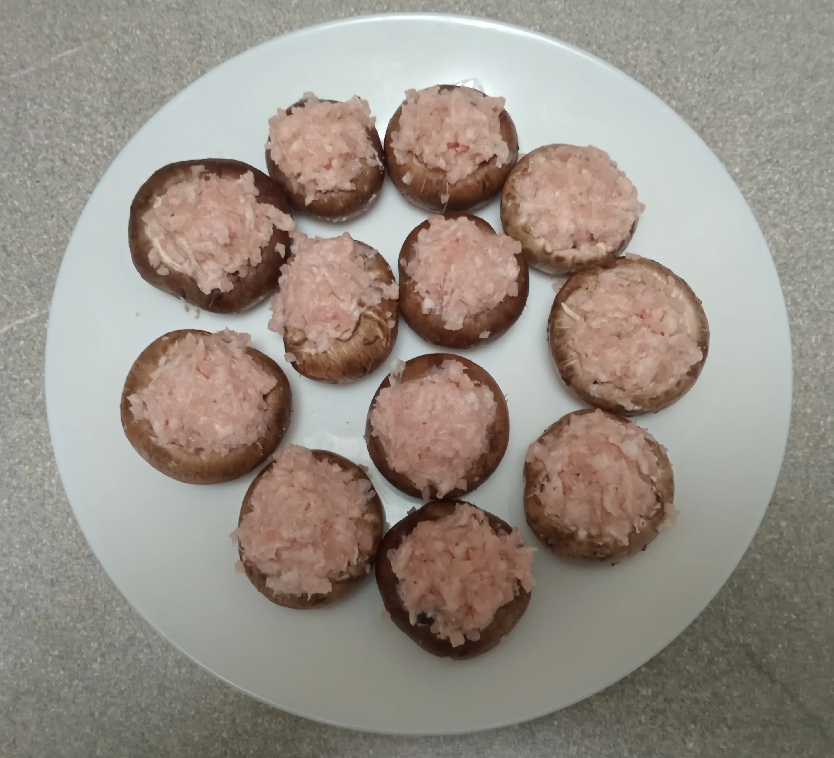 Фаршированные королевские шампиньоны: шаг 2