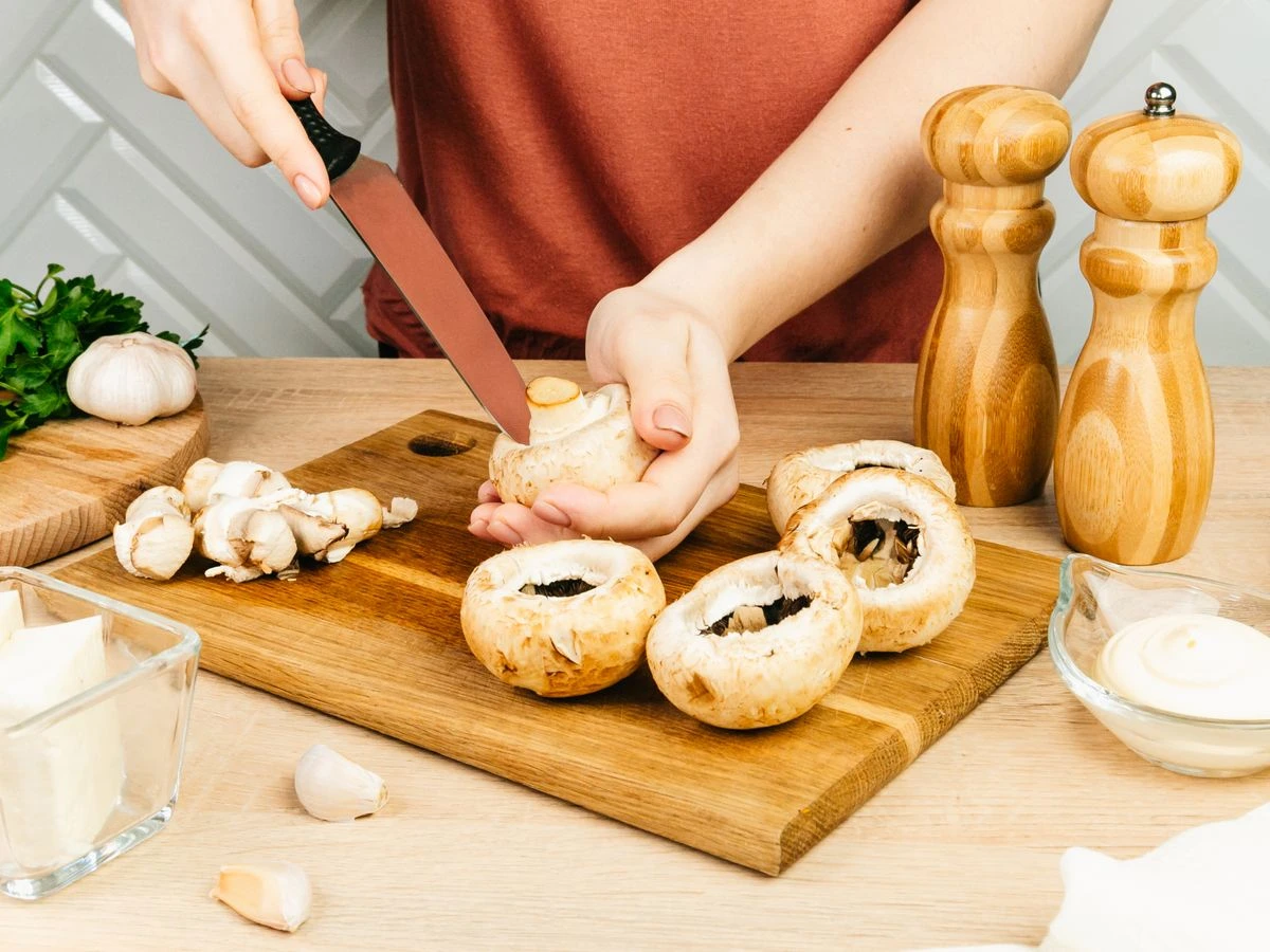 Шаг 2: Фаршированные шампиньоны с сулугуни, чесноком и чили