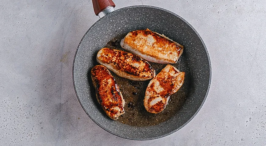 Филе индейки в кокосовом соусе на сковороде: шаг 2