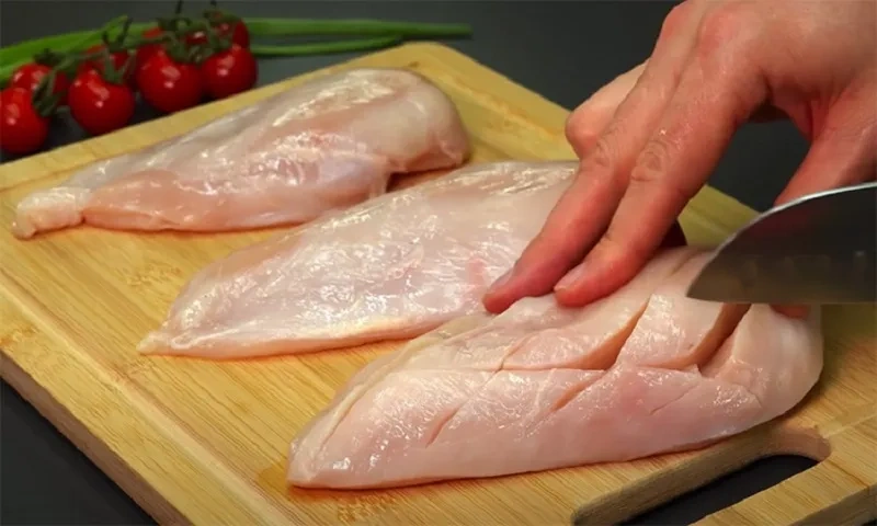 Филе курицы под сырной шапкой на сковороде: шаг 2