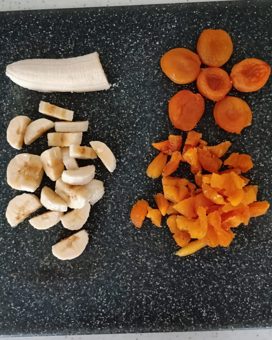 Фруктовый салат из бананов, кураги и ягод шефердии: шаг 2