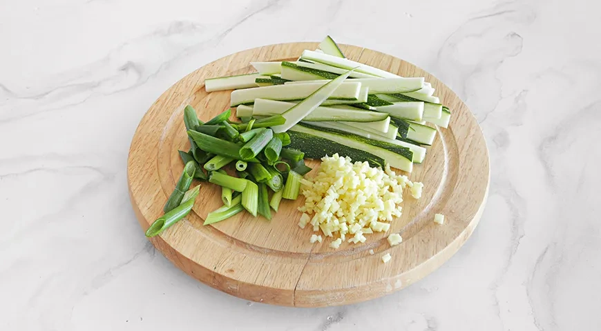 Фунчоза с зелеными овощами: шаг 2