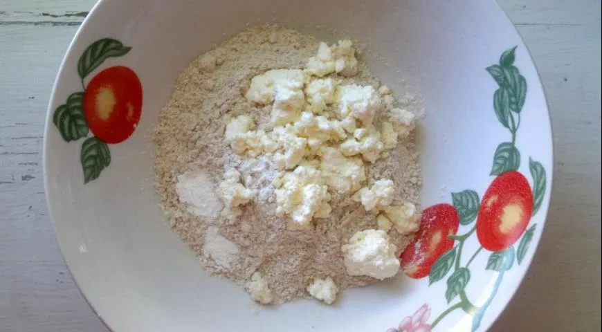 Галета с творогом, яблоками и кизилом: шаг 2