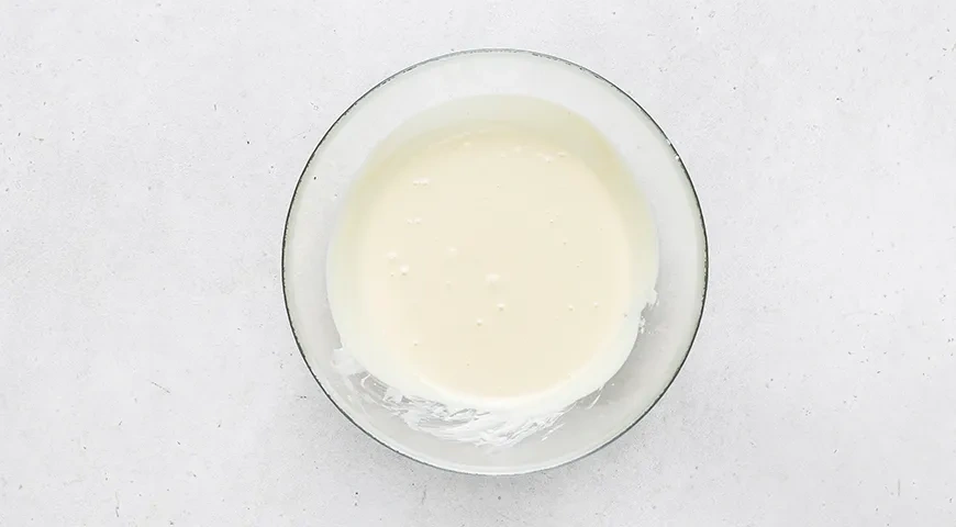 Ганаш на белом шоколаде для выравнивания торта: шаг 2