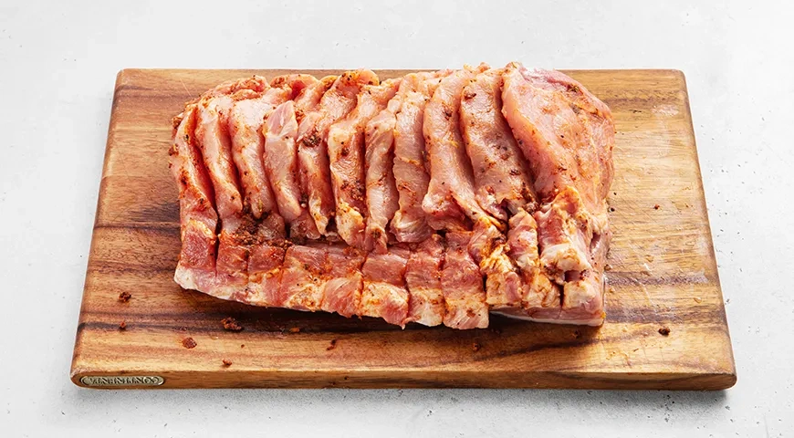 Гармошка из свинины с помидорами: шаг 2