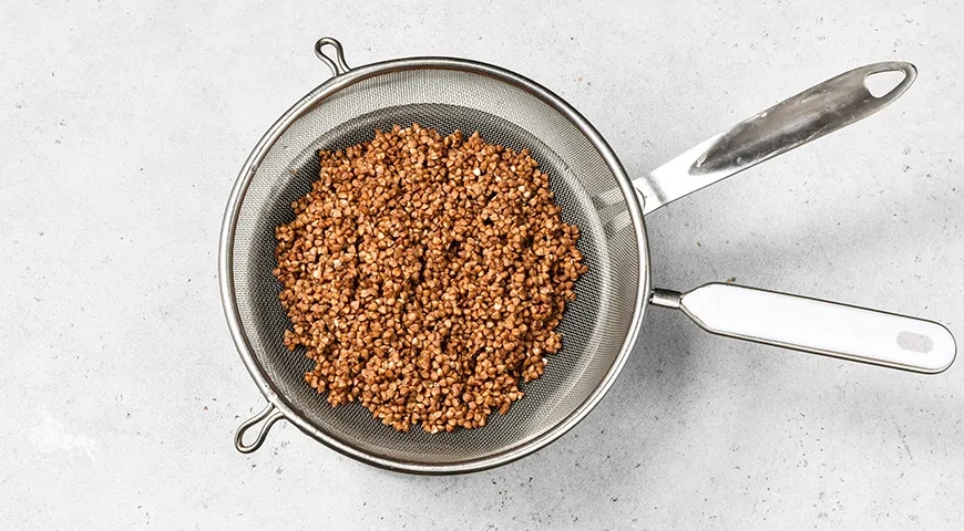 Гречка с котлетами на сковороде: шаг 2