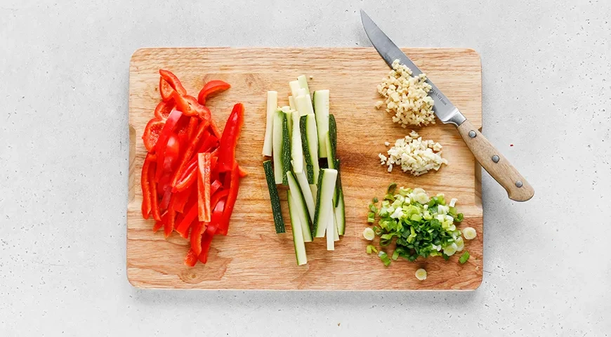 Гречневая лапша с курицей и овощами: шаг 2