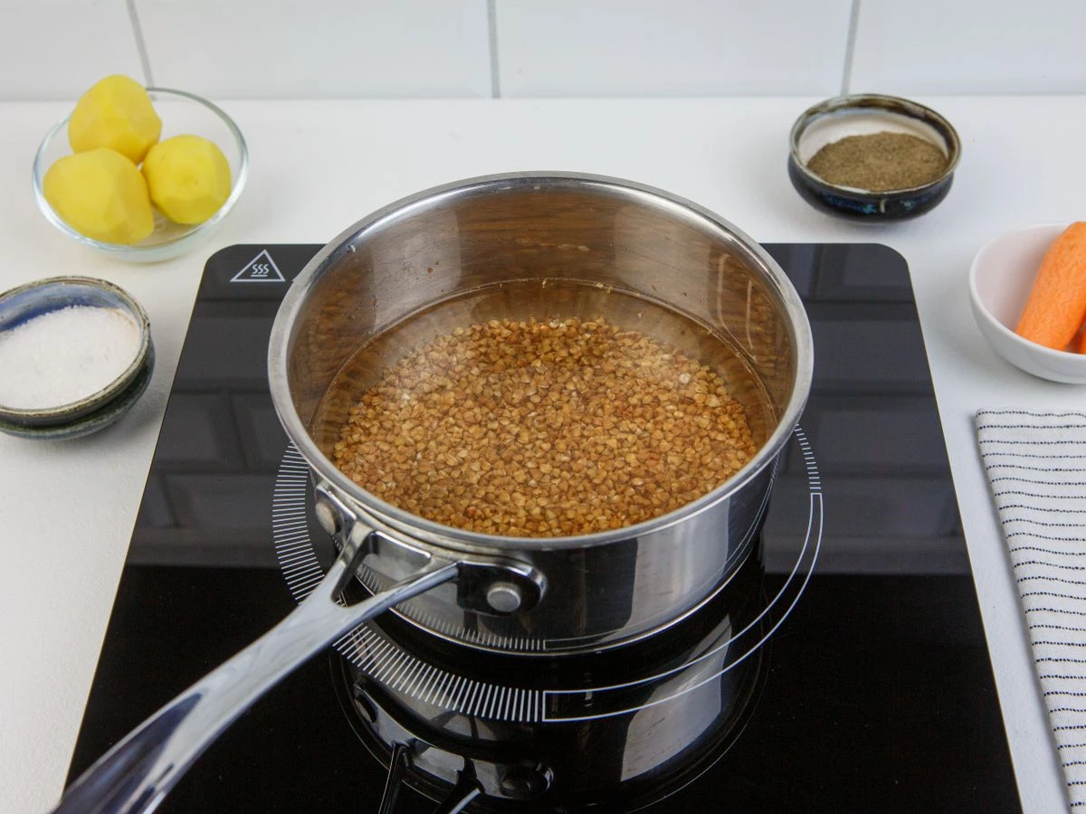 Шаг 2: Гречневый суп с фрикадельками