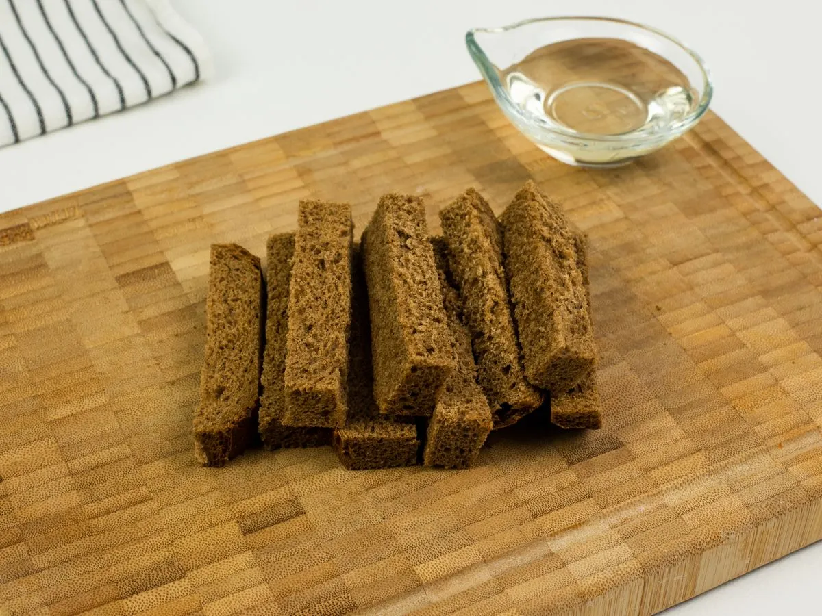 Шаг 2: Гренки с чесноком