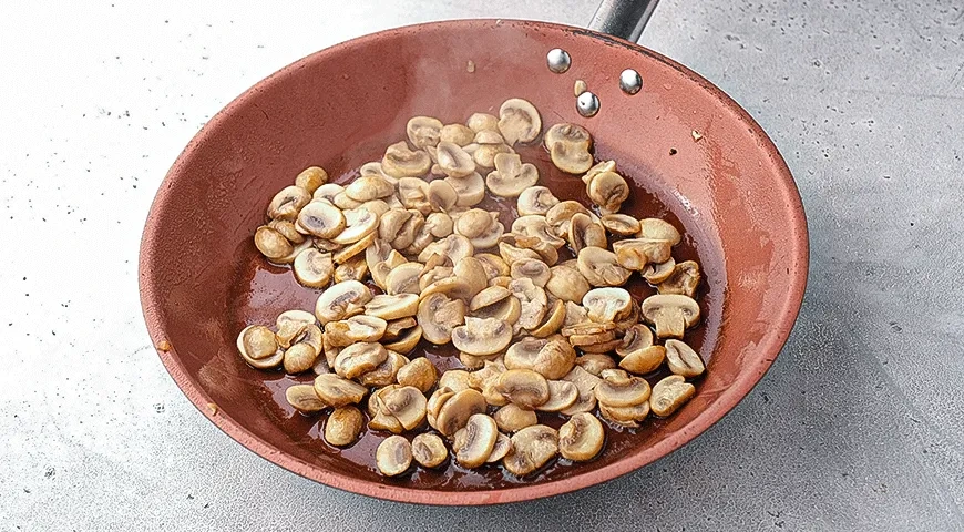 Грибной соус из шампиньонов с молоком и сыром: шаг 2