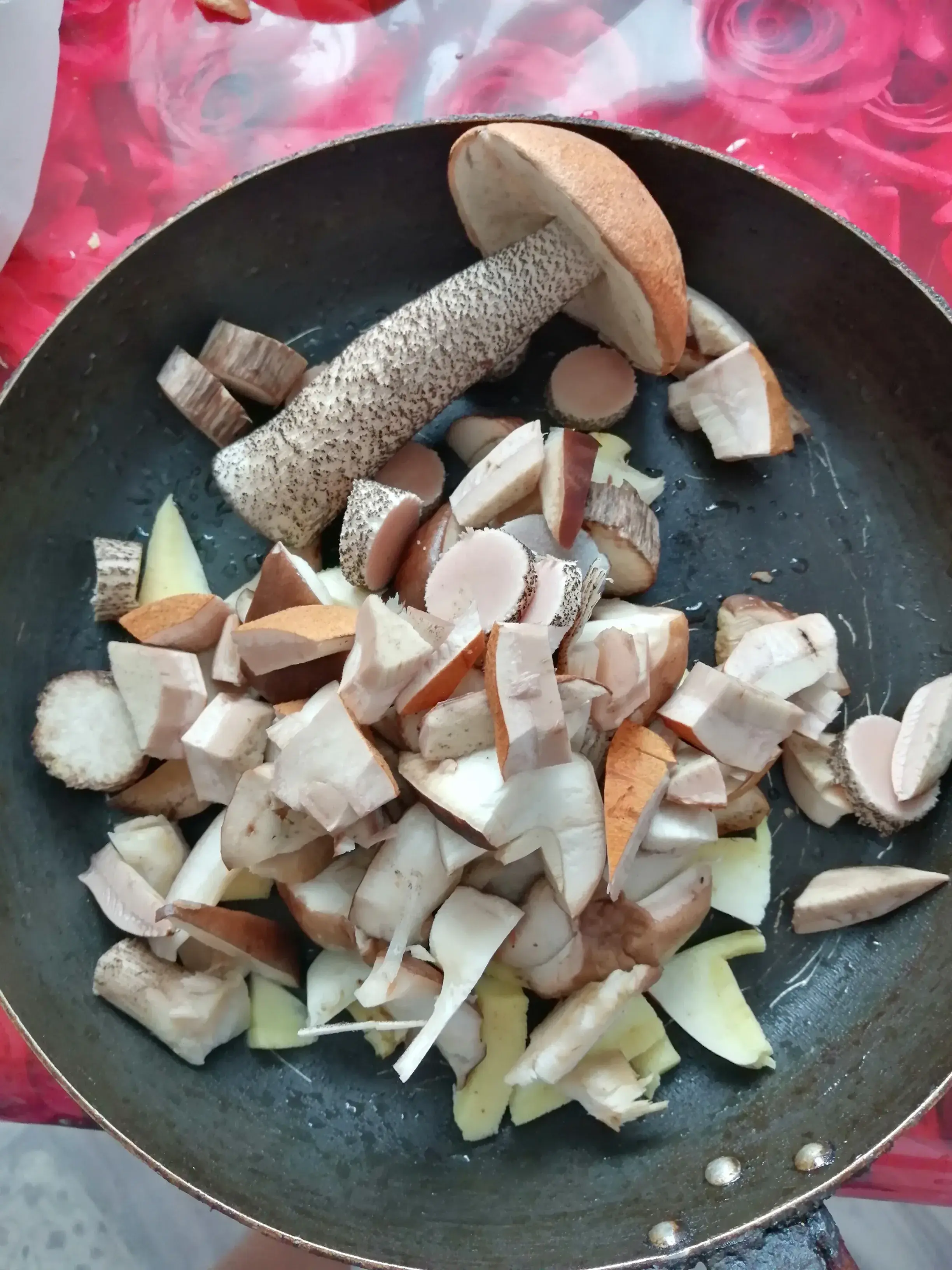 Грибы, жаренные с картофелем: шаг 2