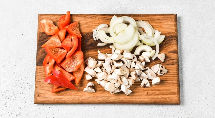 Гуляш из говядины с грибами: шаг 2