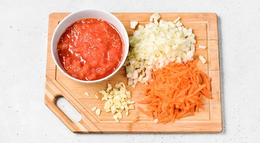 Гуляш из курицы с подливкой на сковороде: шаг 2