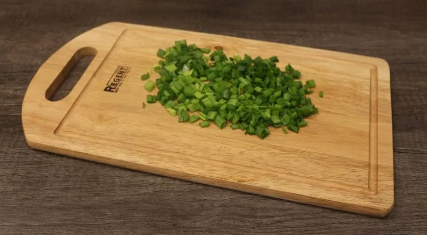 Хлебный салат: шаг 2