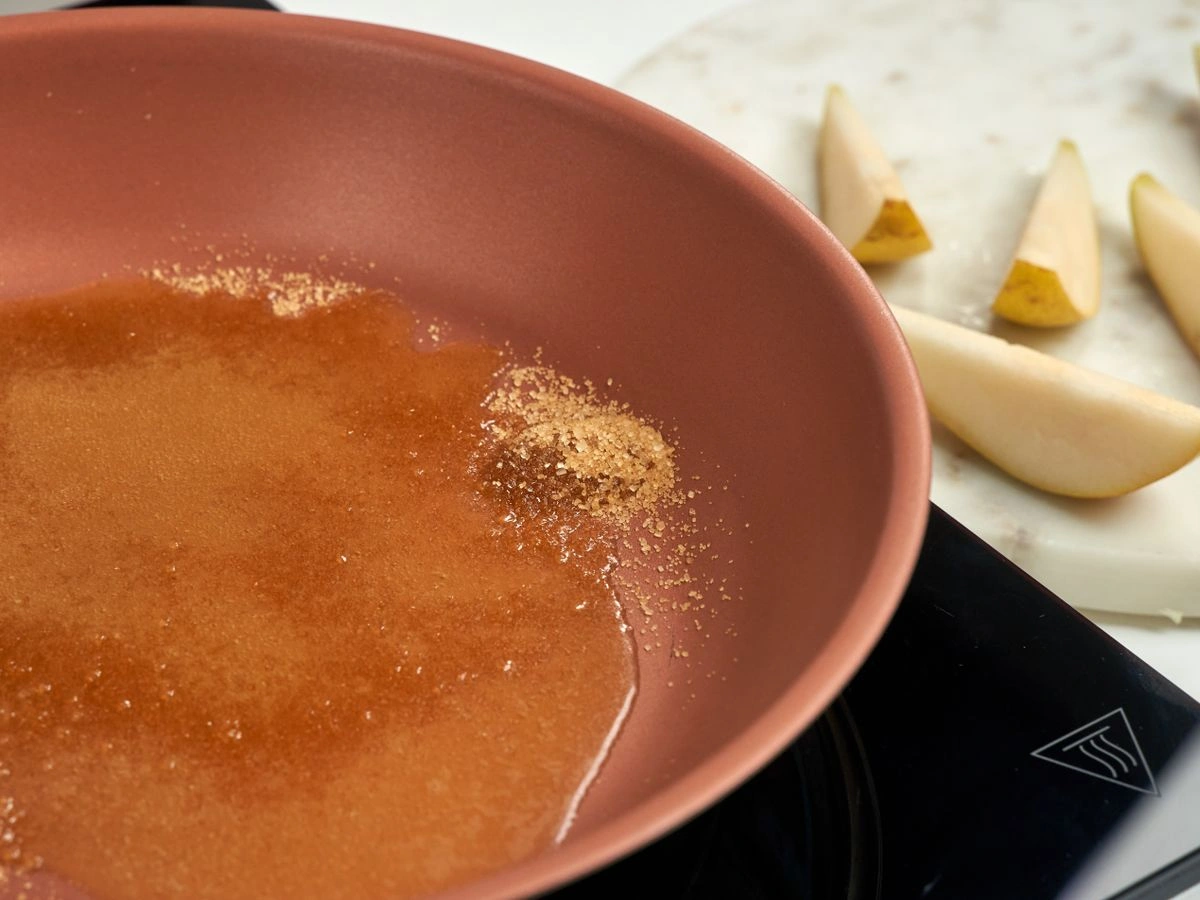 Шаг 2: Хлебцы с карамелизированной грушей и маскарпоне