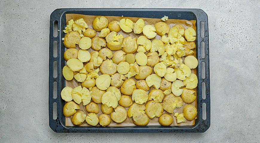 Хрустящая картошка со сметаной и икрой: шаг 2