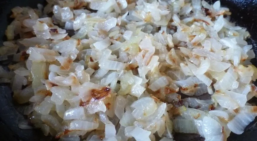 Икра из кабачков, помидоров и лука: шаг 2