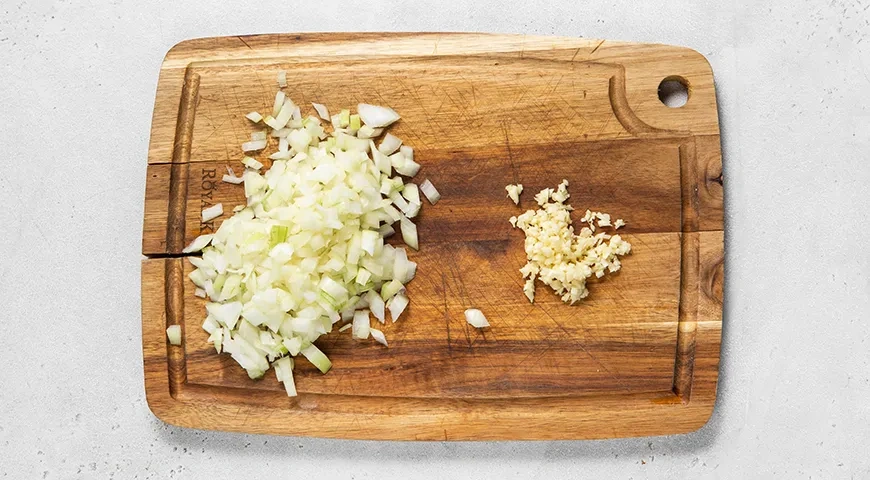 Икра из соленых огурцов и моркови: шаг 2