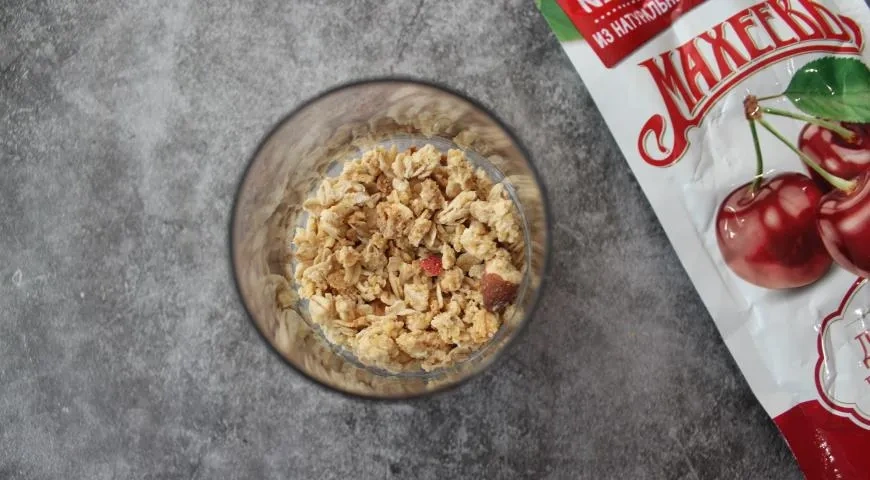 Йогуртовый десерт на 8 марта с вишневым джемом "Махеевъ": шаг 2