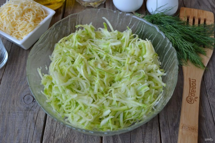 Шаг 2: Кабачковые оладьи с сыром и зеленью