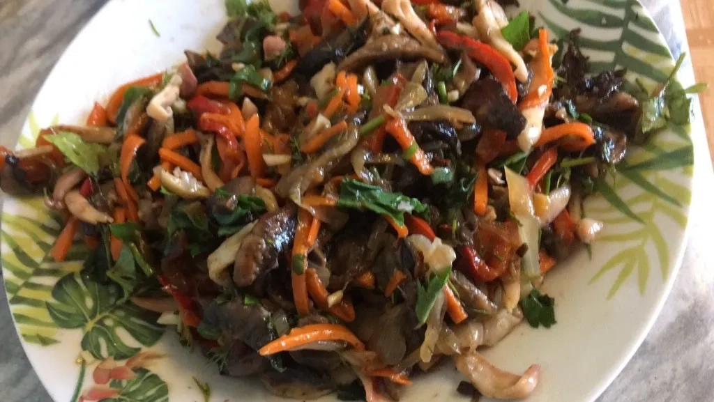 Кальмары, фаршированные овощами: шаг 2