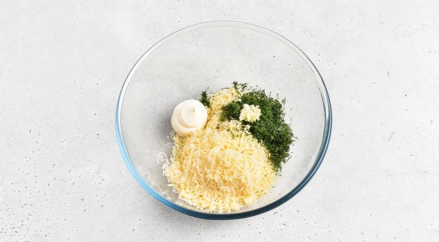 Канапе с крабовыми палочками: шаг 2