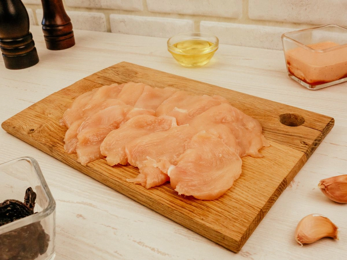 Шаг 2: Канапе с курицей и черносливом, обжаренные в панировочных сухарях