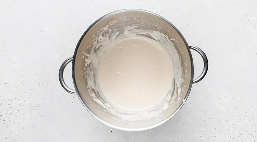 Капкейки с начинкой внутри, украшенные кремом: шаг 2