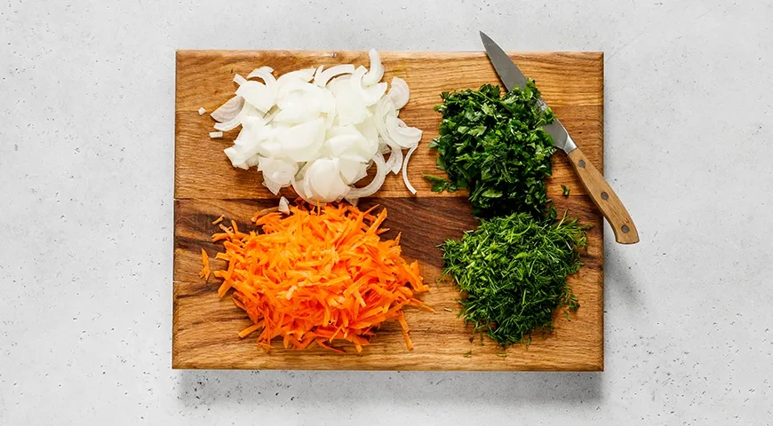 Капуста с луком и морковкой на сковороде по-домашнему: шаг 2