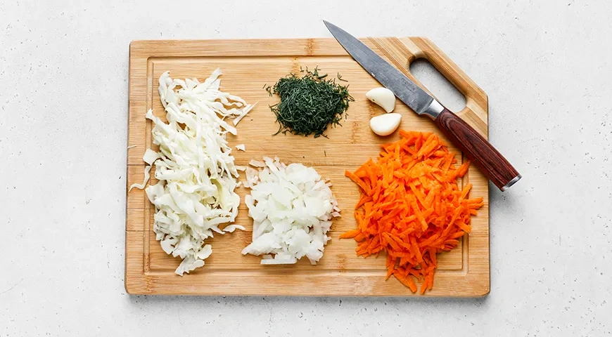 Капуста в нежной томатно-сметанной заливке по-домашнему: шаг 2