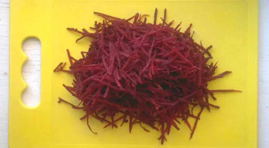 Капуста в остром маринаде со свёклой и морковью: шаг 2