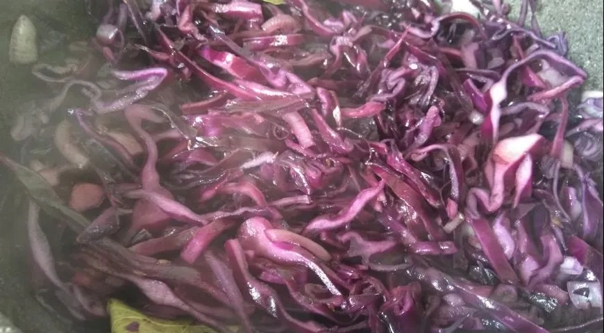 Капуста, запеченная с фаршированными яблоками: шаг 2