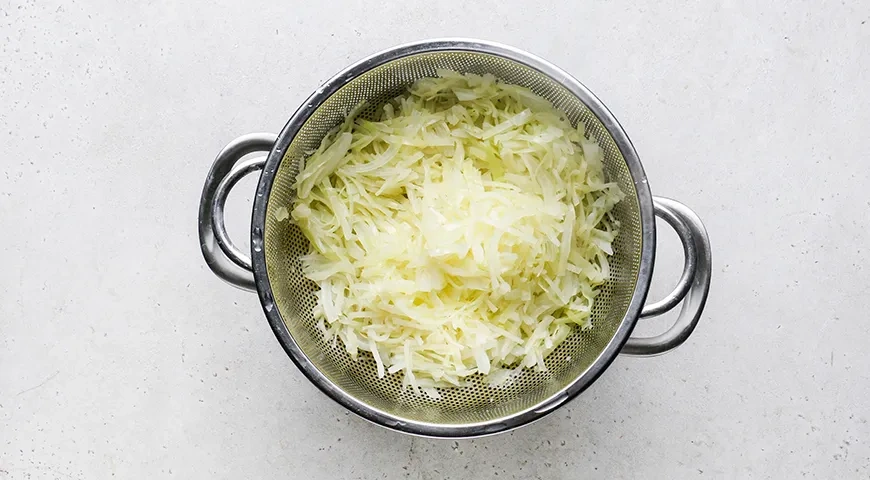 Капустные оладьи с сыром: шаг 2