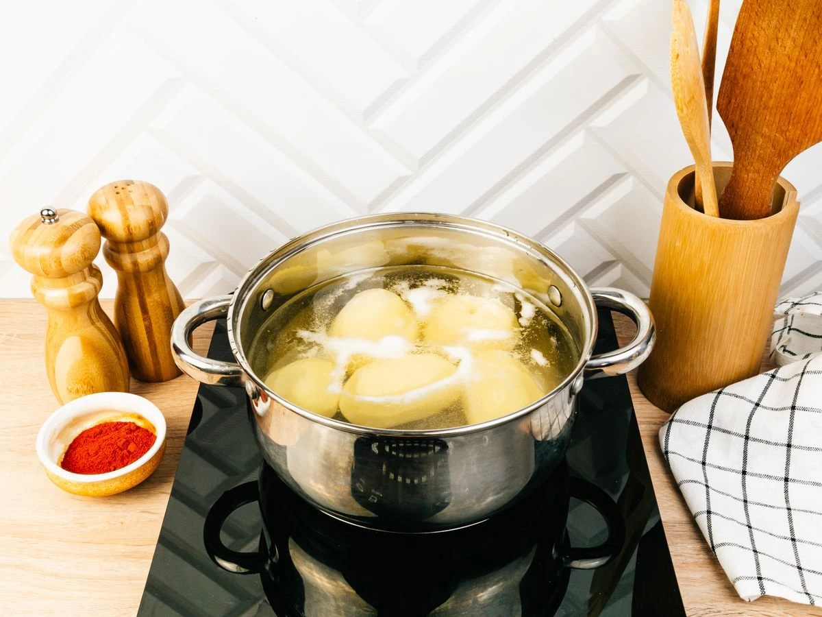 Шаг 2: Картофель в кляре со сметанным соусом