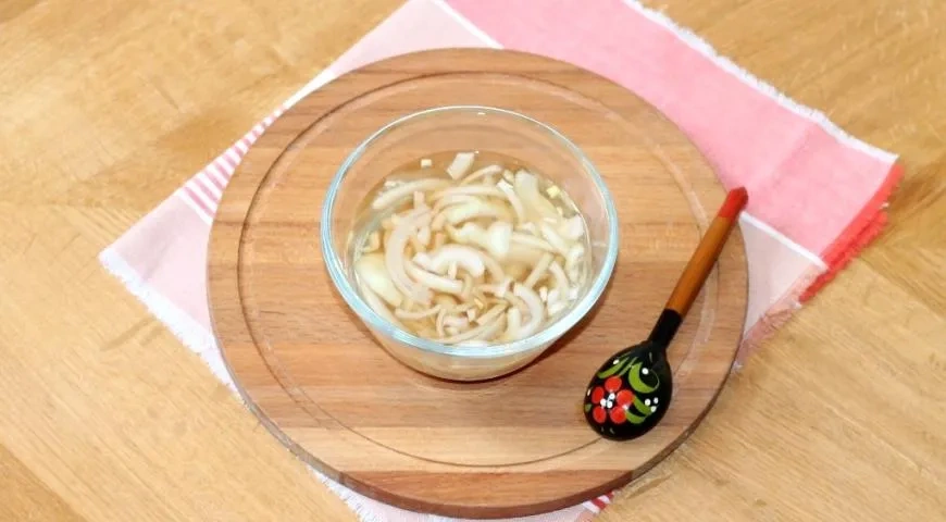 Картофельный салат с маринованными опятами: шаг 2