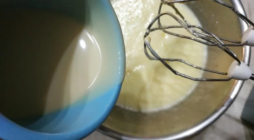 Кекс на сгущенном молоке с шоколадом: шаг 2