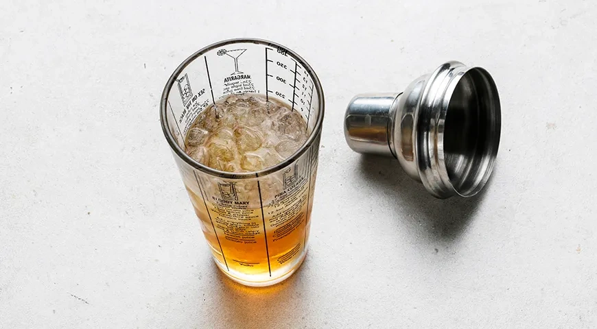 Коктейль Черный русский: шаг 2