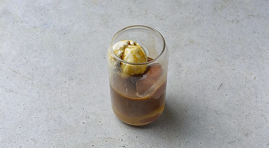 Коктейль из кофе со сливочным ликером «Сливочные облака»: шаг 2