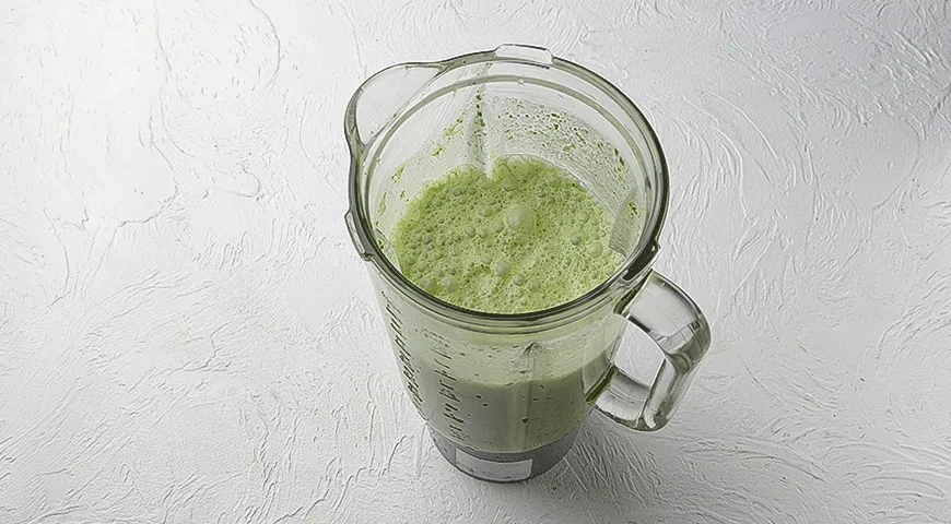 Коктейль с ананасовым соком и шпинатом «Парадайз»: шаг 2