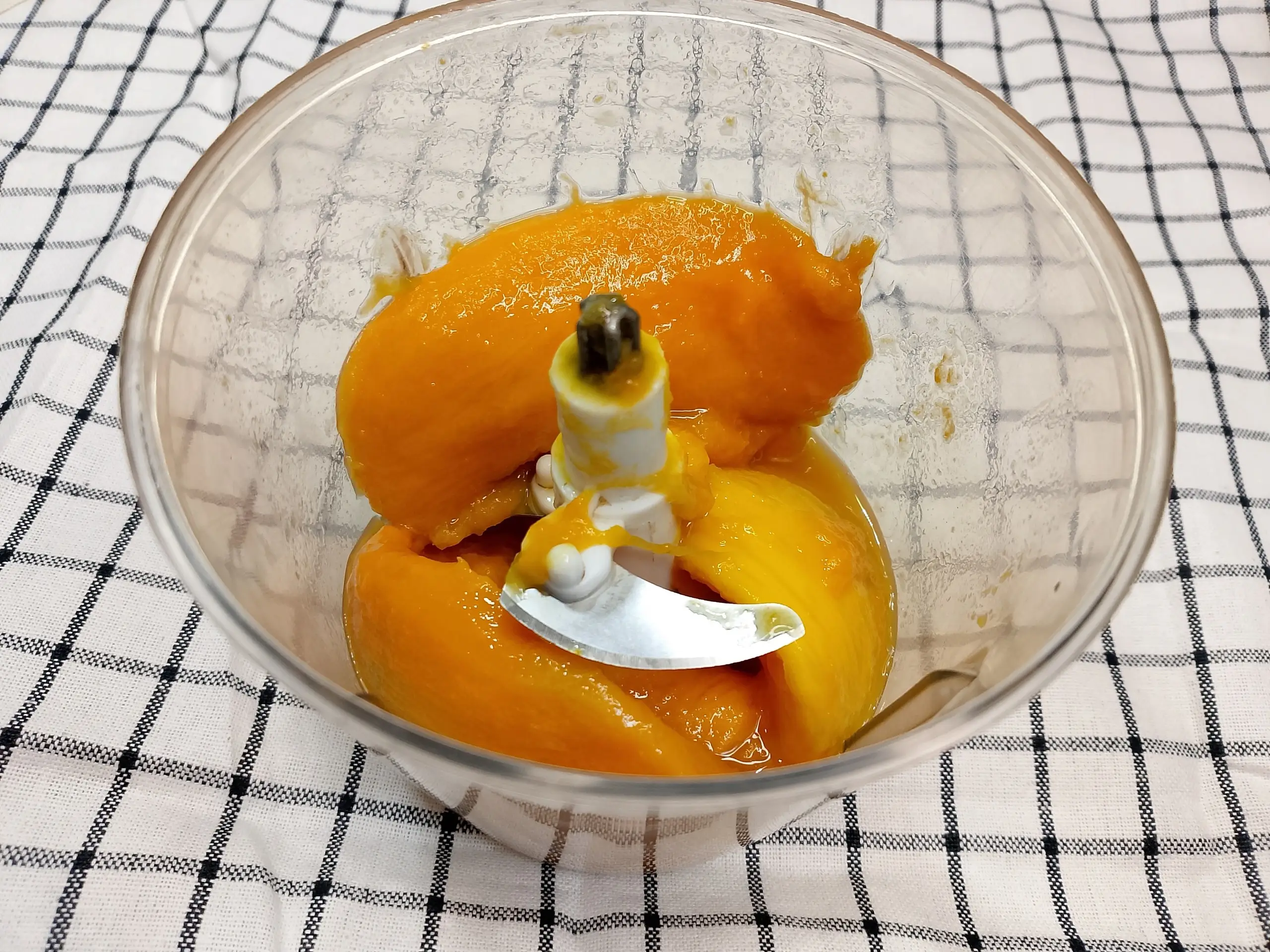 Шаг 2: Коктейль с шампанским и манго на 14 февраля