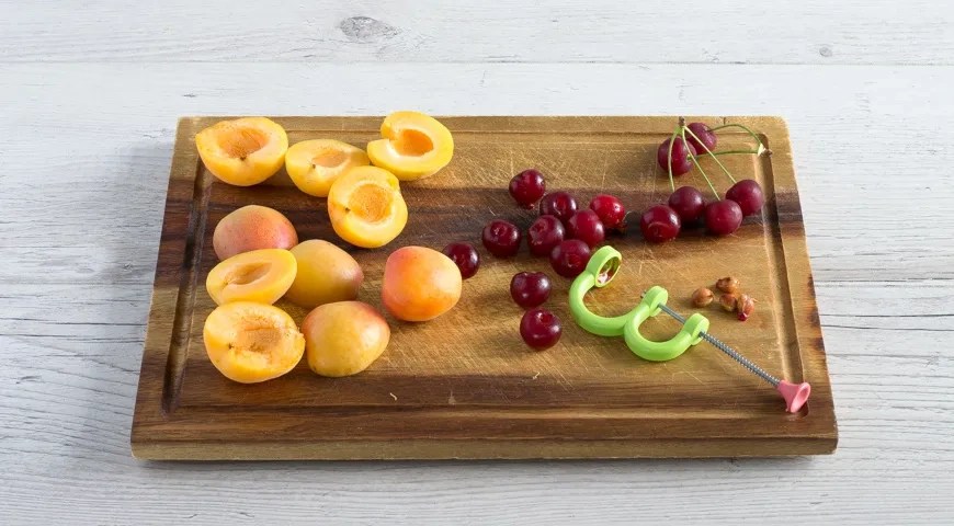 Компот из абрикосов и вишни: шаг 2